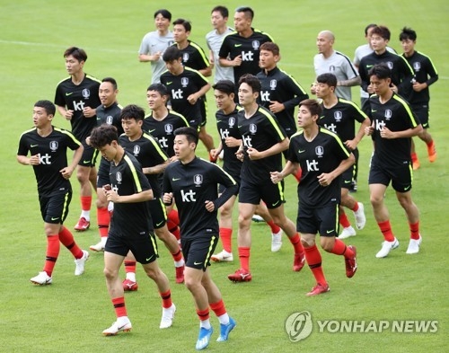 The South Korea national football team trains at Steinbergstadion in Leogang, Austria, on June 6, 2018. (Yonhap)