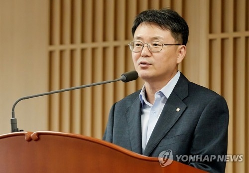This file photo shows Bank of Korea Senior Deputy Gov. Yoon Myun-shik speaking at his inauguration ceremony in 2017. (Yonhap)