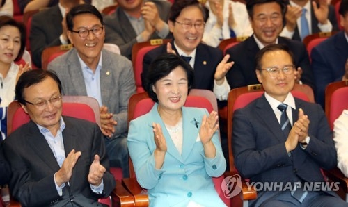 This photo taken on June 13, 2018, shows Choo Mi-ae (C), chief of the ruling Democratic Party, rejoicing as an exit poll showed the party is likely to overwhelmingly win the local elections and parliamentary by-elections. (Yonhap)