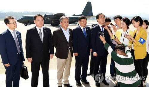 (LEAD) S. Korean officials, athletes visit N. Korea before friendly basketball matches - 1