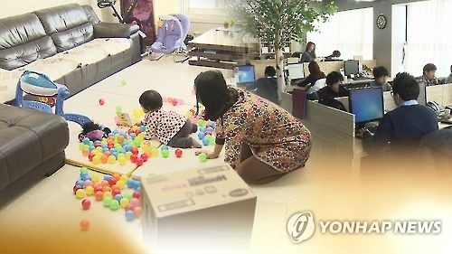 (Yonhap Feature) Moms unite to share child-rearing burdens, but where are the dads?