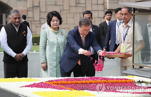 South Korean President Moon Jae-in (third from L) lays flowers before the grave of the late Indian leader Mahatma Gandhi during his trip to Raj Ghat, or the Gandhi Memorial, in New Delhi on July 10, 2018. (Yonhap) 