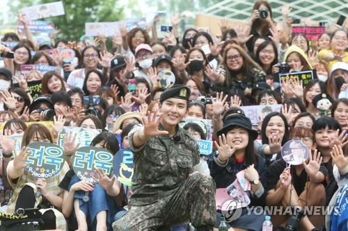 Super Junior member Ryeowook and his fans pose for photos near the Army 37th division in the county of Jeungpyeong after his discharge on July 10, 2018. (Yonhap) 