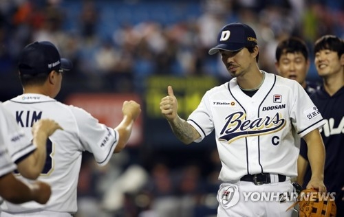 In this file photo from July 29, 2018, Doosan Bears' captain Oh Jae-won (R) celebrates the team's 3-1 victory over the Hanwha Eagles with his manager Kim Tae-hyung in a Korea Baseball Organization regular season game at Jamsil Stadium in Seoul. (Yonhap)