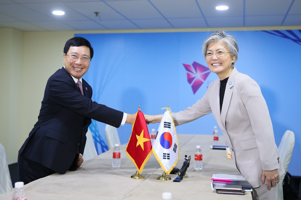 South Korean Foreign Minister Kang Kyung-wha shakes hands with Vietnamese Foreign Minister Pham Binh Minh in Singapore on Aug. 1, 2018 in this photo provided by her ministry. (Yonhap)