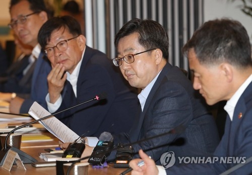 Finance Minister Kim Dong-yeon (2nd from R) speaks at an economy-related ministers meeting in Seoul on Aug. 2, 2018. (Yonhap)