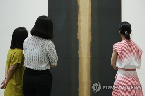 Visitors check out Yun Hyong-keun's painting at the National Museum of Modern and Contemporary Art (MMCA) on August 2, 2018. (Yonhap)