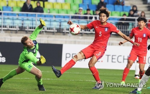 This file photo taken on March 25, 2017, shows South Korean defender Jeong Tae-wook (R) taking a shot during a friendly match against the Honduras U-20 national football team in Suwon, Gyeonggi Province. (Yonhap)