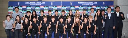 South Korean women's national football team players, coaches and officials pose for a photo at Incheon International Airport in Incheon before flying to Indonesia for the 18th Asian Games on Aug. 13, 2018. (Yonhap)