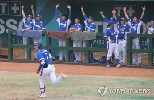 Korea's Ha-Seong Kim crushes ANOTHER solo shot to right field