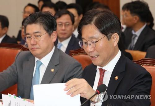 Sung Yun-mo, South Korean minister of trade, industry and energy, reviews documents during a parliamentary audit held at the National Assembly in Seoul on Oct. 10, 2018. (Yonhap)