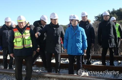 Land Minister Kim Hyun-mee is being briefed by a KORAIL official on the recovery work at an accident site in Gangneung on Dec. 9, 2018, a day after a KTX bullet train went off the rails and lightly injured more than a dozen passengers. (Yonhap) 