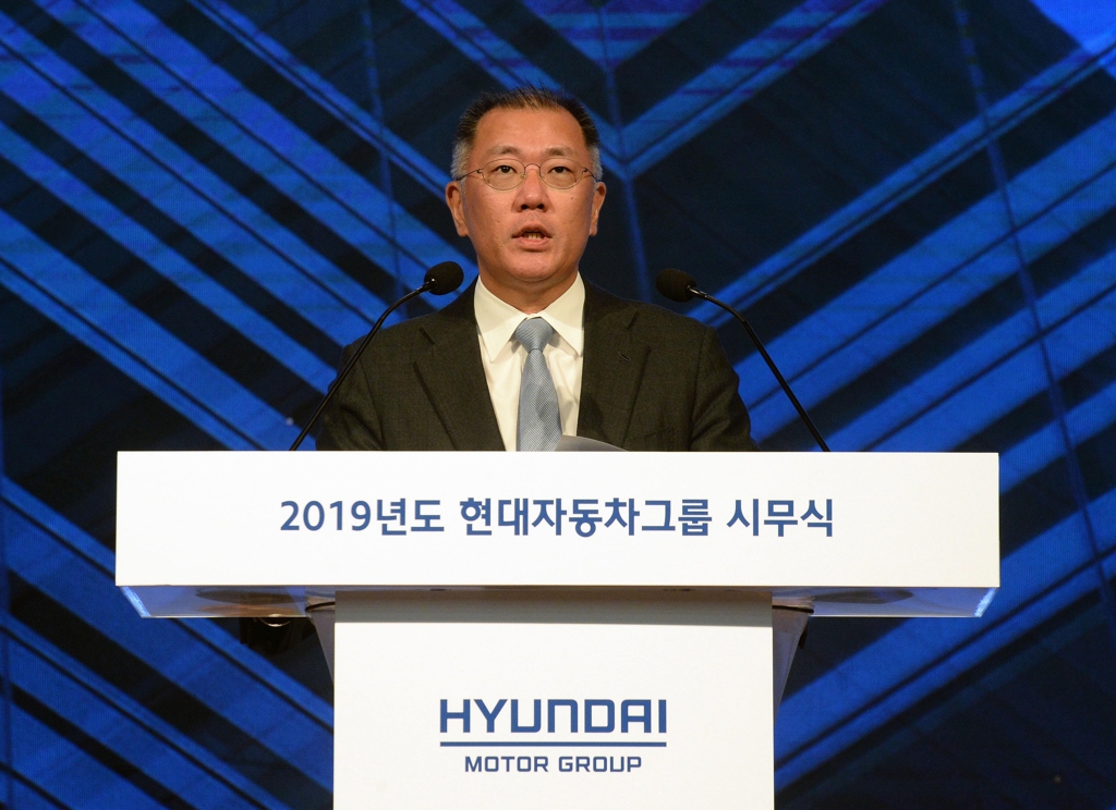 In this photo taken Jan. 2, 2018, Hyundai Motor Group's Executive Vice Chairman Chung Eui-sun delivers a speech for the new year to employees at the carmaker's headquarters in Yangjae, southern Seoul. (Yonhap)