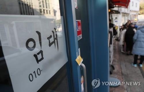 A "for rent" sign on the door of a store in Seoul (Yonhap)