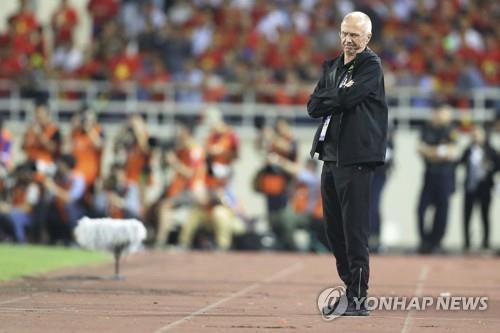 This photo taken by the Associated Press on Dec. 6, 2018, shows the Philippines national football team head coach Sven-Goran Eriksson during the AFF Suzuki Cup semifinal match between Vietnam and Philippines at My Dinh National Stadium in Hanoi, Vietnam. (Yonhap)