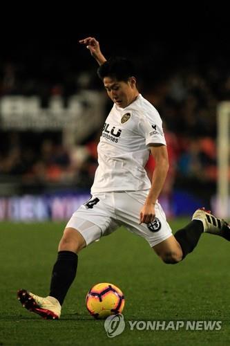 This Penta Press photo shows Valencia CF's South Korean player Lee Kang-in in action during the Spanish La Liga match between Valencia and Real Valladolid at Mestalla Stadium in Valencia, Spain, on Jan. 12, 2019. (Yonhap)