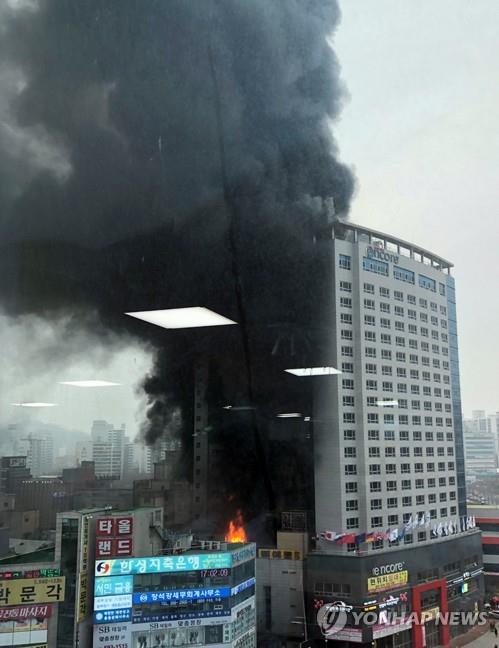 Plumes of smoke come out of the Ramada Encore Cheonan hotel in Cheonan, South Chungcheong Province, on Jan. 14, 2019 in this photo provided by a local resident. (Yonhap)