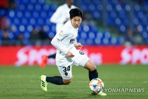 This AFP photo shows Valencia CF's South Korean midfielder Lee Kang-in running with the ball during the Spanish Copa del Rey (King's Cup) quarter-final first leg football match between Getafe and Valencia at the Coliseum Alfonso Perez stadium in Getafe on January 22, 2019. (Yonhap)