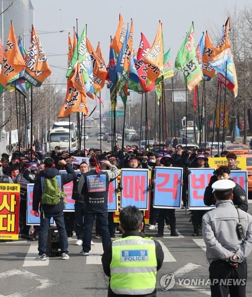Unionists of Daewoo Shipbuilding & Marine Engineering Co. stage a demonstration in front of the Korea Development Bank in Seoul on Feb. 21, 2019, to protest the bank's sale of the shipyard to Hyundai Heavy Industries Co. (Yonhap)