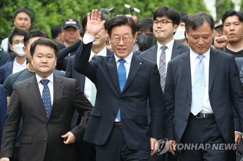 Gyeonggi Province Gov. Lee Jae-myung (C) waves to supporters at the Seongnam branch of the Suwon District Court in Seongnam, south of Seoul, on May 16, 2019, after the court found him not guilty of abuse-of-power and election law violation. (Yonhap)