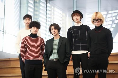 This photo shows the five members of indie band Jannabi before keyboardist Yoo Young-hyun's departure. (Yonhap) 