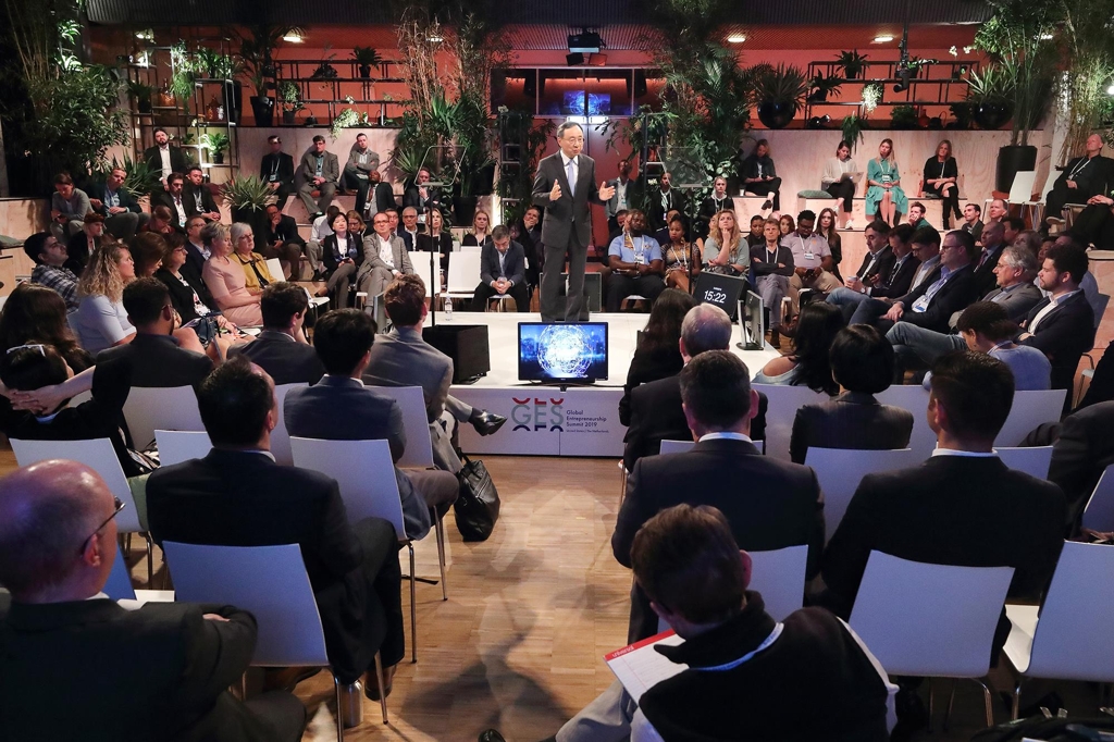 KT Chairman Hwang Chang-gyu speaks during a session at the Global Entrepreneurship Summit (GES) 2019 held in The Hague, The Netherlands, on June 4, 2019, in this photo provided by KT Corp. (PHOTO NOT FOR SALE) (Yonhap)