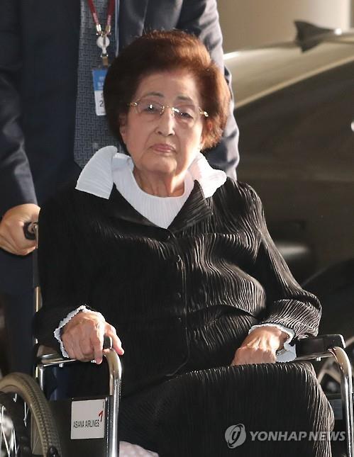 This Yonhap file photo shows former first lady Lee Hee-ho heading to Japan from Gimpo International Airport in Seoul on Oct. 17, 2016. Lee is the widow of former President and Nobel laureate Kim Dae-jung. (Yonhap)