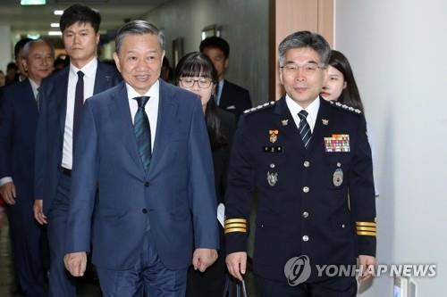 Min Gap-ryong (R), commissioner general of the Korean National Police Agency, walks with To Lam, Vietnamese minister of public security, before holding talks at the agency headquarters in Seoul on July 8, 2019. (Yonhap)