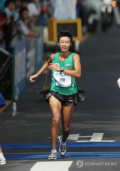 In this file photo from Aug. 28, 2011, Kim Hyun-sub of South Korea crosses the finish line in sixth place in the men's 20km race walk at the International Association of Athletics Federations (IAAF) World Championships in Daegu, 300 kilometers southeast of Seoul. Kim has been moved up to the bronze medal after three athletes ahead of him failed drug tests. (Yonhap)