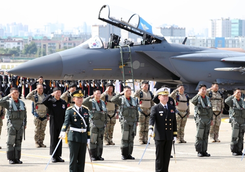 Military officers, including pilots in charge of F-15K fighter jets, salute during a rehearsal for the 71st Armed Forces Day ceremony in Daegu, South Korea, on Sept. 27, 2019. (Yonhap) 