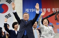  Halfway into term, Moon desperate for renewed vigor in turbulent presidency