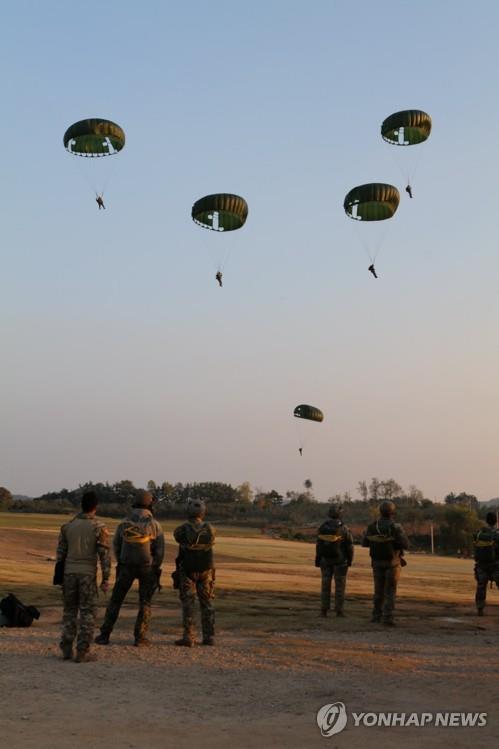 This photo uploaded at the Defense visual Information Distribution Service (www.dvidshub.net) on Dec. 16, 2019, shows South Korean and the U.S. special forces observing static line airborne operations training in Gangwon Province, South Korea, Nov. 7, 2019, as part of their regular proficiency training. (PHOTO NOT FOR SALE) (Yonhap)