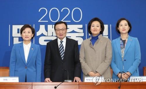 Democratic Party Chairman Lee Hae-chan (2nd from L) poses with three lawmakers-turned-ministers unwilling to run in April's general election in a news conference at the National Assembly on Jan. 3, 2020. (Yonhap)