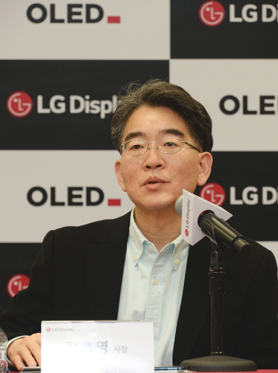 In this photo provided by LG Display Co., Jeong Ho-young, president and CEO of LG Display, speaks at a press conference in Las Vegas, Nevada, on Jan. 6, 2020, one day ahead of the Consumer Electronics Show. (PHOTO NOT FOR SALE) (Yonhap)