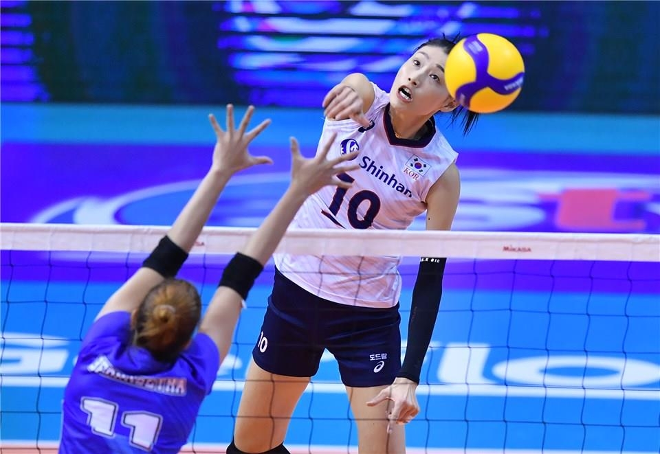 In this photo provided by FIVB on Jan. 7, 2020, Kim Yeon-koung of South Korea (L) hits a spike past Shella Bernadetha Onnan of Indonesia in their Pool B match of the Asian Olympic women's volleyball qualification tournament at Korat Chatchai Hall in Nakhon Ratchasima, Thailand. (PHOTO NOT FOR SALE) (Yonhap)