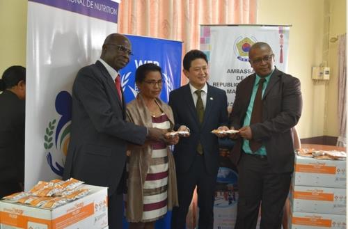 South Korean Ambassador to Madagascar Lim Sang-woo (2nd from R) poses for photos during a food aid provision ceremony held at the World Food Programme's office in the country on Jan. 10, 2020, in this photo provided by the embassy. (PHOTO NOT FOR SALE) (Yonhap)