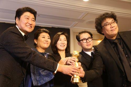 Director Bong Joon-ho (R) and actor Song Kang-ho (L) pose after winning best foreign film for "Parasite" at the Golden Globe Awards in Los Angeles on Jan. 5, 2020. (Yonhap)