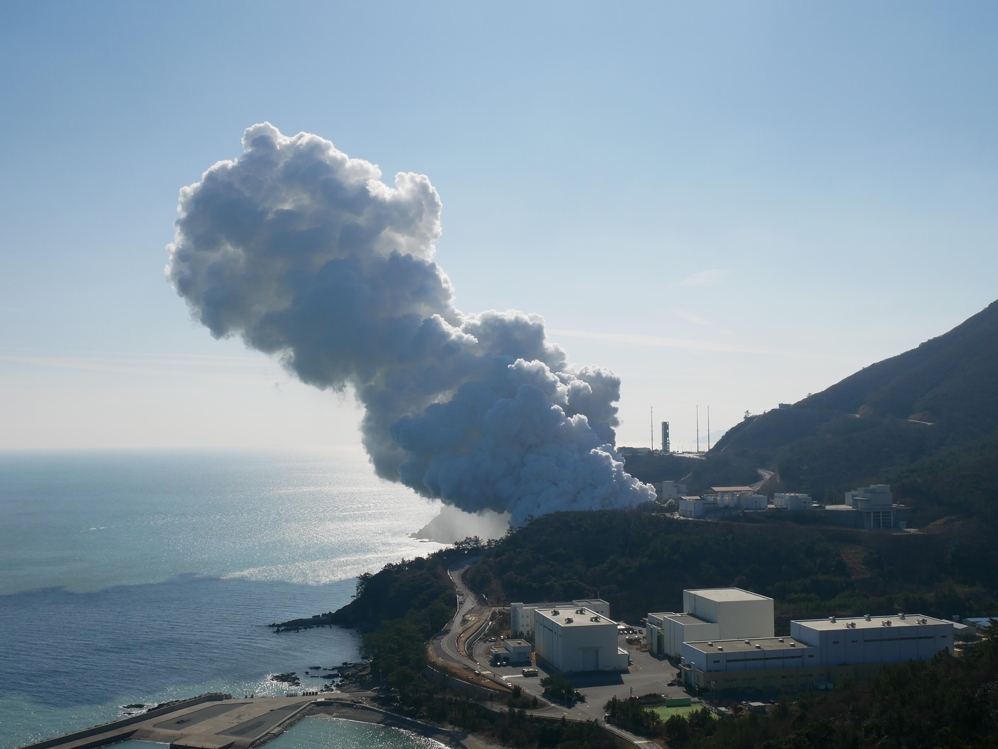 A column of rocket exhaust and steam rises into the air over the Naro Space Center on Oenaro Island, 485 kilometers south of Seoul, during a test conducted on a 75-ton thrust engine by KARI on Jan. 15, 2020. South Korea aims to use the rocket to send its locally designed and built space vehicle into orbit in early 2021. (Yonhap)