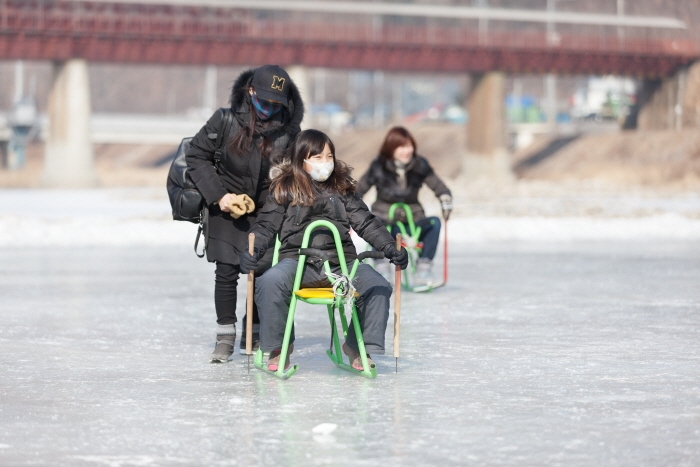 This photo, captured from the website of the Korea Tourism Organization, shows people ice sledding. (PHOTO NOT FOR SALE) (Yonhap)