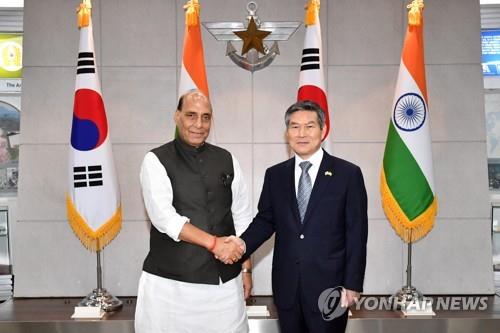 South Korean Defense Minister Jeong Kyeong-doo (R) poses for a photo with his Indian counterpart, Rajnath Singh, prior to their talks in Seoul on Sept. 5, 2019. (Yonhap)