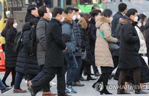 People wearing masks walk on their morning commute in Seoul on Feb. 3, 2020, amid the spreading coronavirus. (Yonhap)