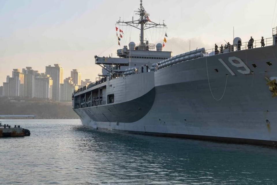 (LEAD) U.S. 7th fleet's command ship visits Busan
