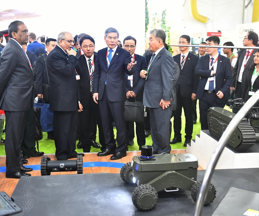 Defense Minister Jeong Kyeong-doo (C wearing blue tie) looks around the venue of the DEFEXPO 2020 in the Indian city of Lucknow on Feb. 5, 2020, in this photo provided by the defense ministry. (PHOTO NOT FOR SALE) (Yonhap)