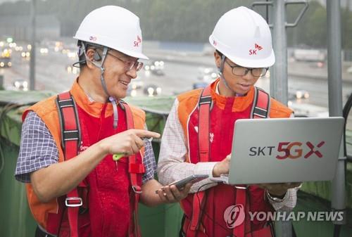 This photo taken by SK Telecom Co. on Sept. 9, 2019, shows the company's engineers checking a mobile network in Seoul. (PHOTO NOT FOR SALE) (Yonhap) 