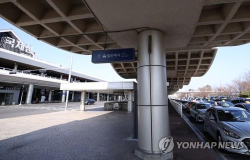 This photo taken on Feb. 10, 2020, shows the international terminal of the Gimpo International Airport in western Seoul and taxis lined up waiting for customers amid the spreading coronavirus. (Yonhap)