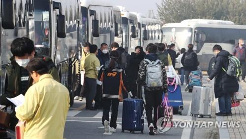 Wuhan evacuees board buses prepared by the government after completing their two week quarantine at the National Human Resources Development Center in Jincheon 91 kilometers southeast of Seoul on Feb. 15, 2020. (Yonhap)