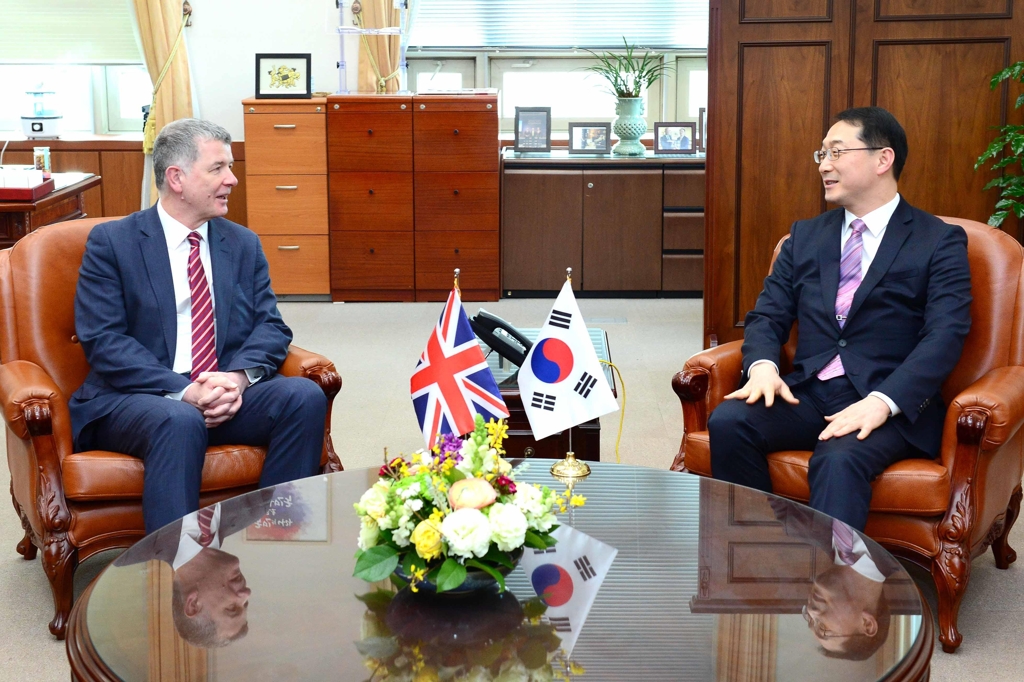 Kim Gunn (R), South Korea's deputy foreign minister for political affairs, speaks with Richard Moore, director general for political affairs at U.K.'s Foreign & Commonwealth Office, during their meeting in Seoul on Feb. 19, 2020, in this photo provided by the foreign ministry. (PHOTO NOT FOR SALE) (Yonhap) 