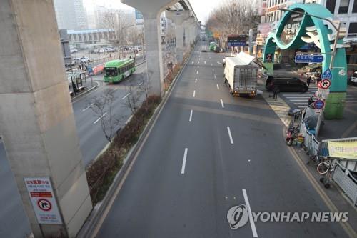 A road in front of a famous market in Daegu is empty following a surge in the number of coronavirus cases in the city on Feb. 21, 2020. (Yonhap)