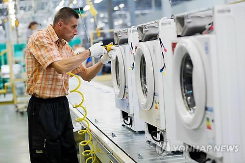 This photo taken by LG Electronics Inc. shows a factory worker at the company's manufacturing plant in Poland. (PHOTO NOT FOR SALE) (Yonhap)