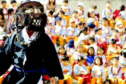 This image provided by the Cultural Heritage Administration shows a regional variation of the traditional Korean mask dance drama "talchum" from the town of Gasan in South Gyeongsang Province. (PHOTO NOT FOR SALE) (Yonhap)